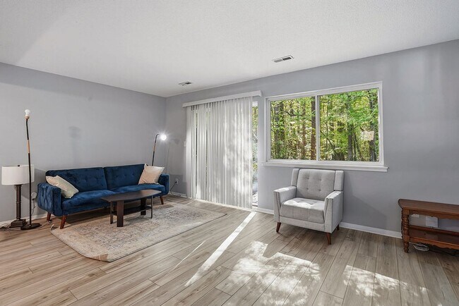 Building Photo - MINUTES to UNC!! 2 Bed 2.5 Bath Townhome - FURNISHED!  $500 Move in Incentive!