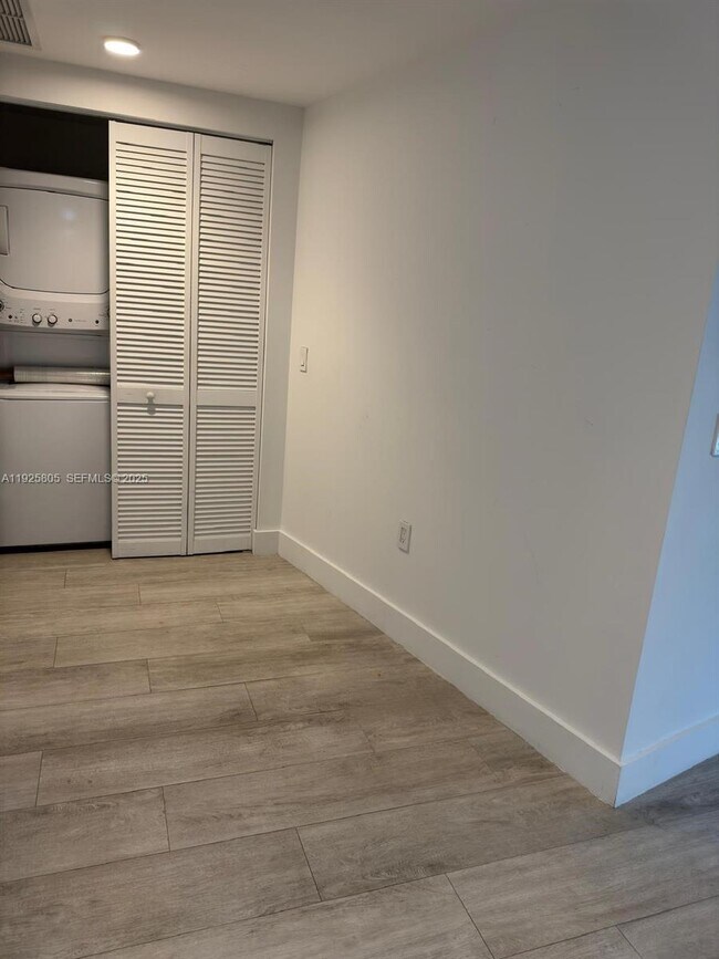 Building Photo - 121 NE 34th St