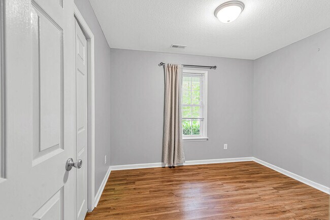 Building Photo - 174 Live Oak Dr