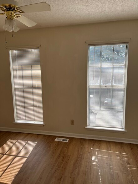 Building Photo - 203 Marinawoods Dr SE