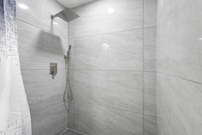 Building Photo - 1882 Lake St