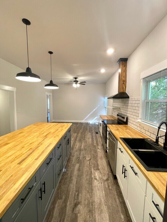 Building Photo - 113 N Patterson St