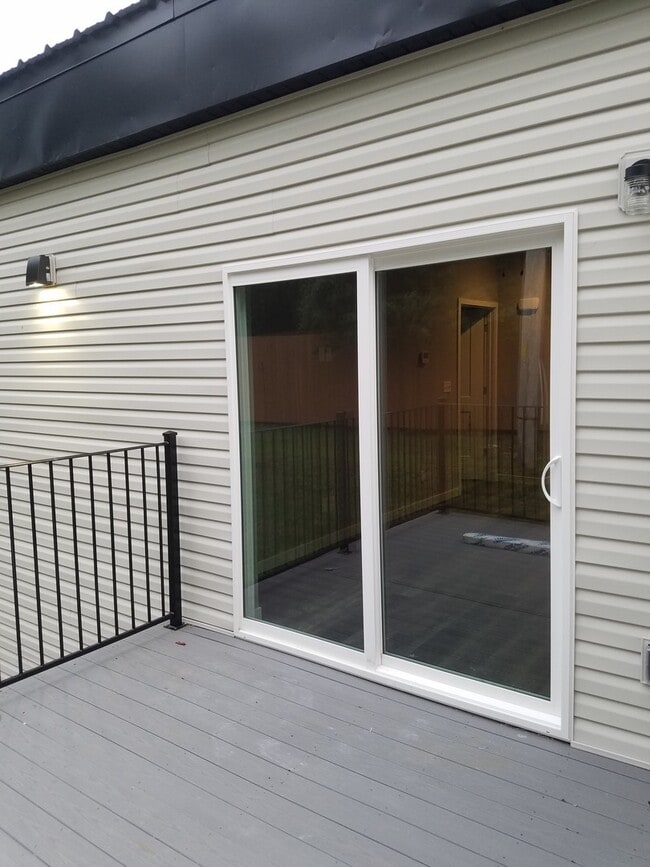 Building Photo - 2 bedroom 2 bath Luxury Apartment Branson MO in Gated Community- Offering Flexible Lease Terms