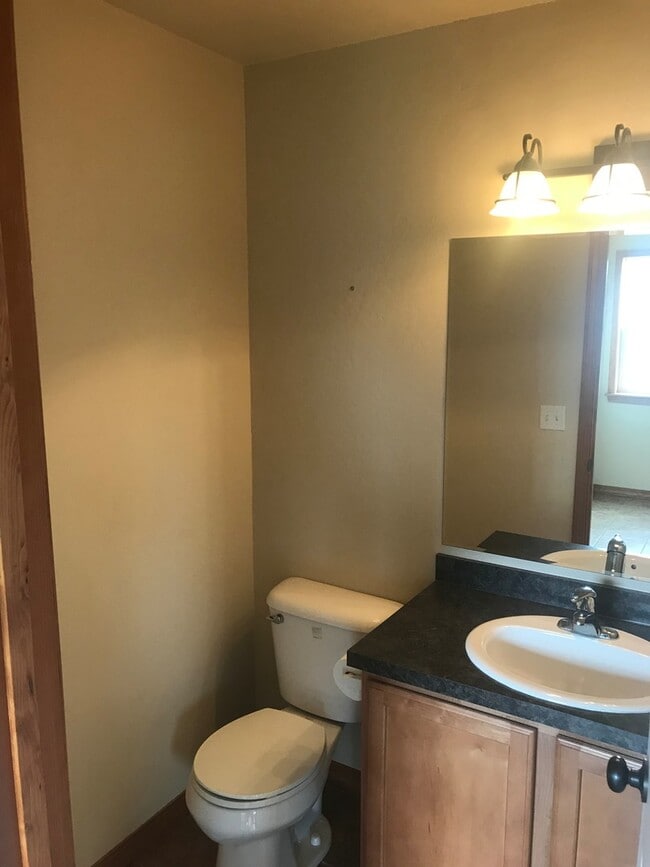 Building Photo - Spacious 4 Bedroom 2.5 Bath Home in River Rock