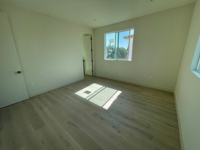 Building Photo - 266 S Mansfield Ave