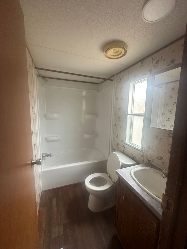 Building Photo - 3 Bed/2 Bath Mobile Home