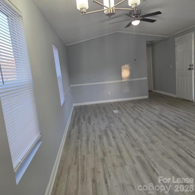 Building Photo - 825 Mountain Crest Dr