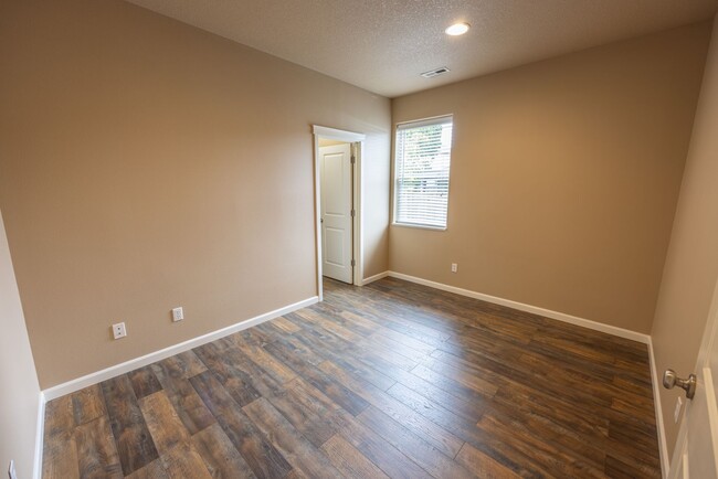 Building Photo - One Level Ranch Home - Three Bedrooms with Central Air / No HOA