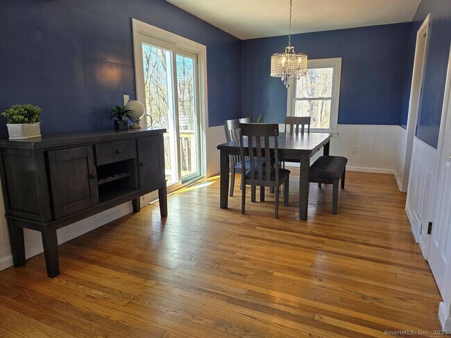 Building Photo - 856 Shagbark Dr