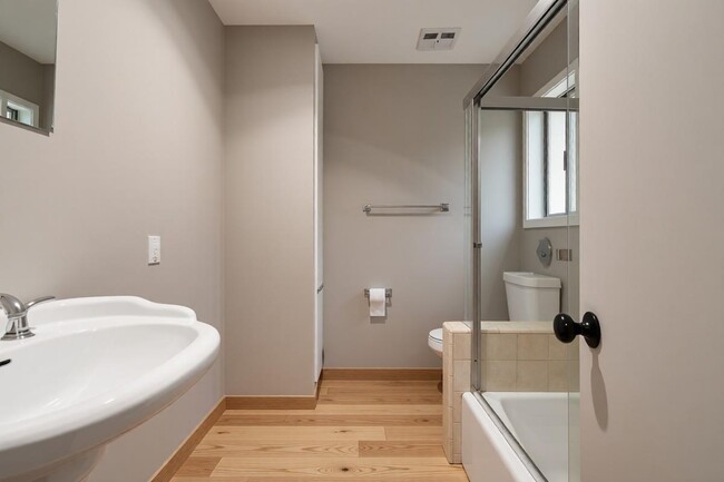Building Photo - 990 Miramonte Dr