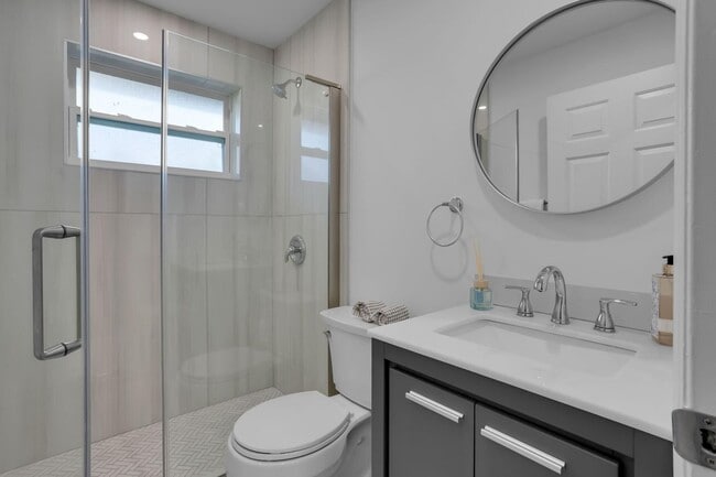 Building Photo - 604 SE 4th Ave