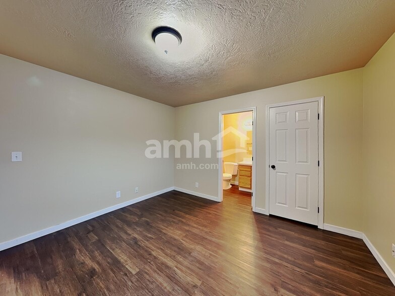 Building Photo - 4707 Oxbow Ave