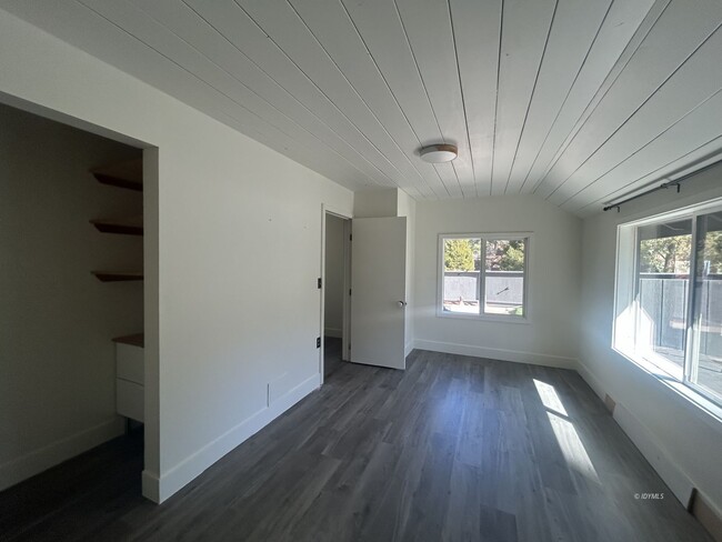 Building Photo - Remodeled 2Bd/1 Ba + storage loft Apartmen...