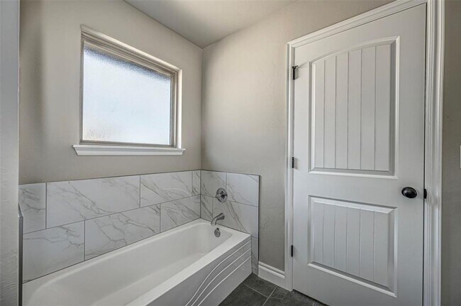 Building Photo - Beautiful 4 bedroom in Yukon
