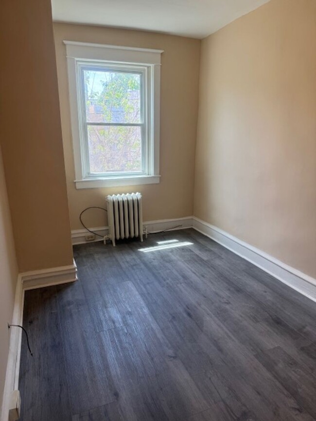 Building Photo - Front Porch Row - Oak Lane (SECTION 8 VOUR...