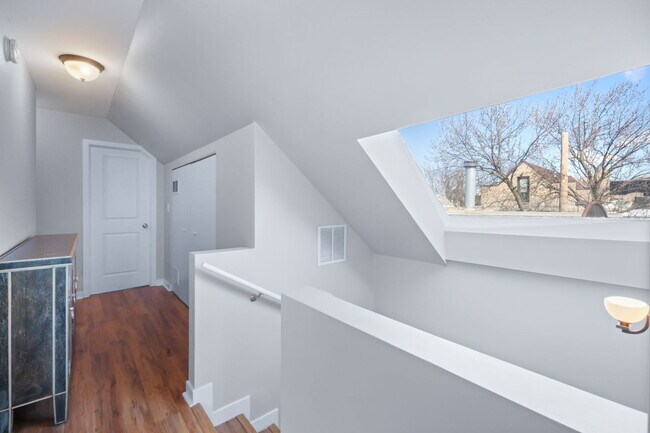 Building Photo - 1644 N Hermitage Ave