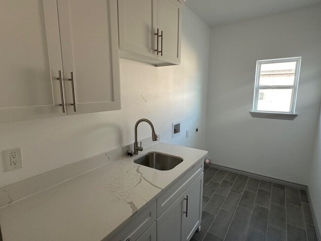 Building Photo - 609 Enchanted Way