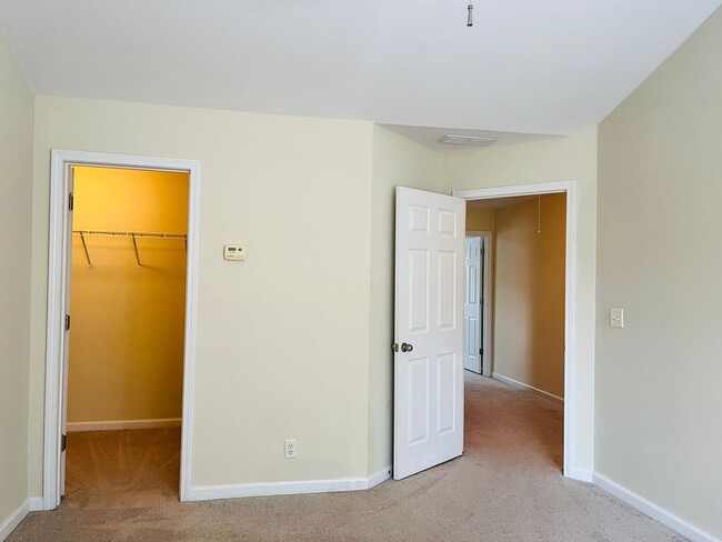 Building Photo - HOA community, swim/tennis, 2 bed, 2bath, ...