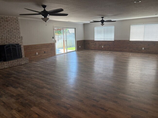 Building Photo - Hilmar Home for rent 3 bed 2 bath