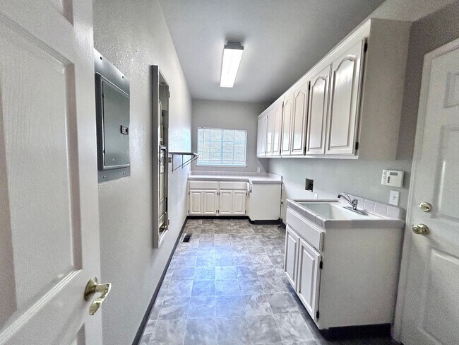 Building Photo - 5 Bedroom Home with a POOL in Folsom