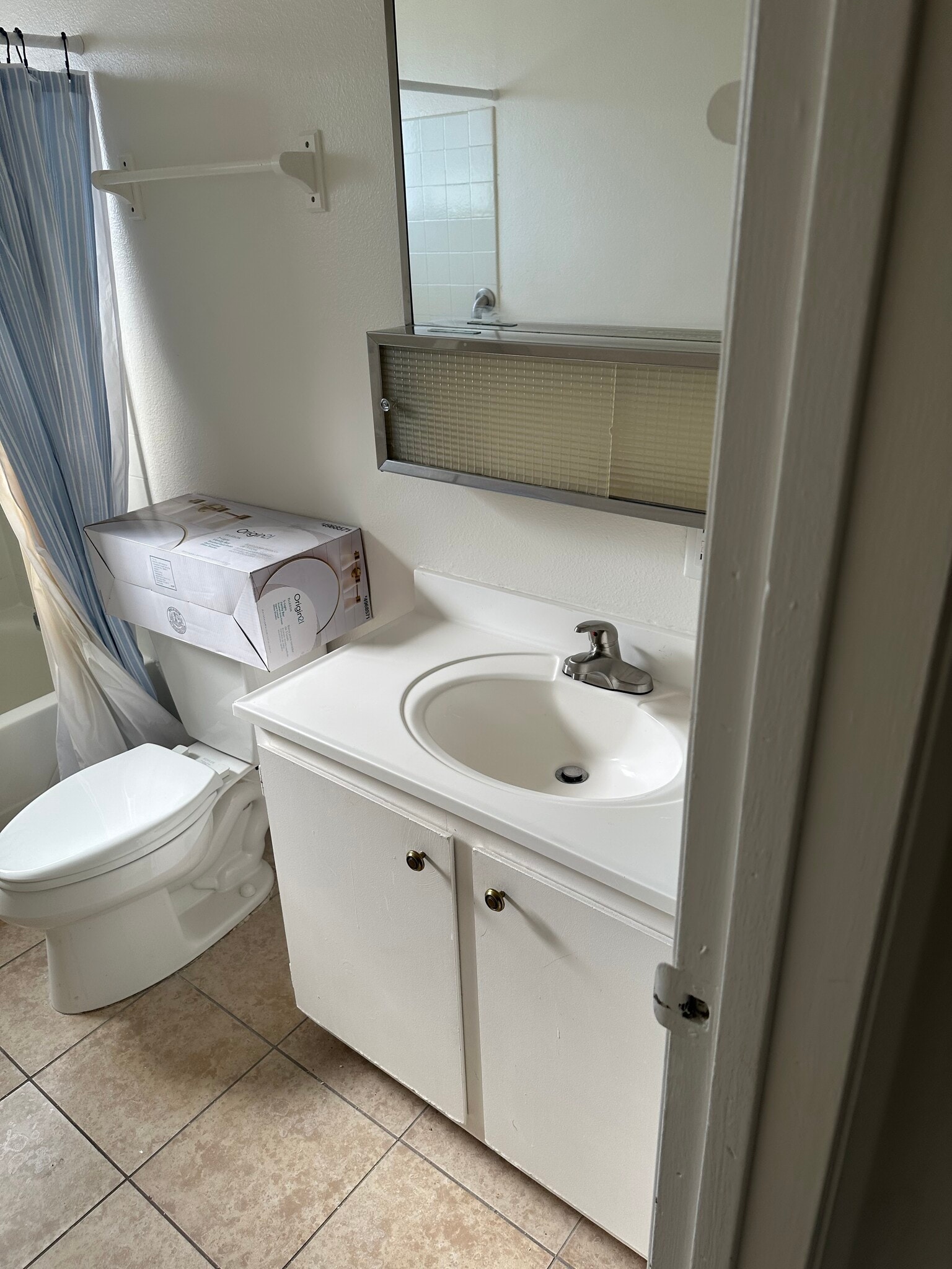 Full bath, new fixtures, refinished tub - 862 Del Rey Dr