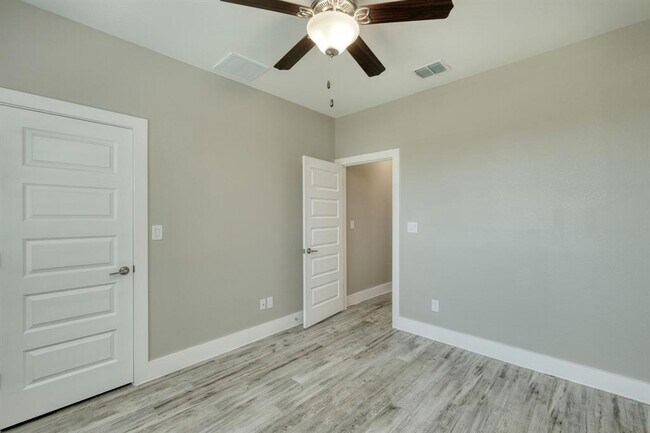 Building Photo - 438 Parkline Dr