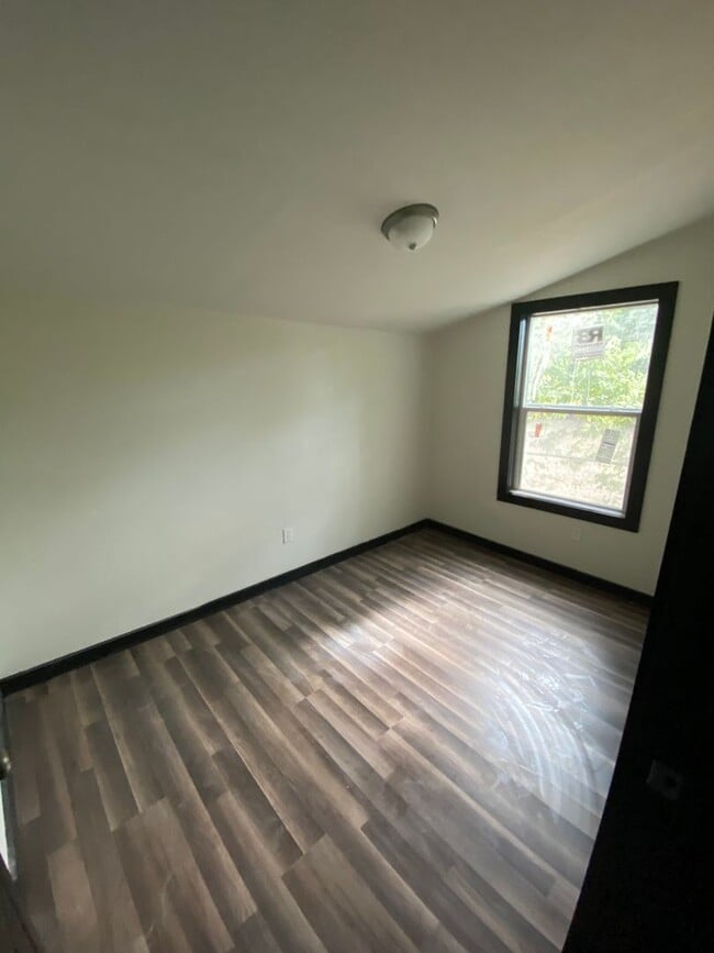 Building Photo - 3 Bedroom 1 Bath Rental Available Now!