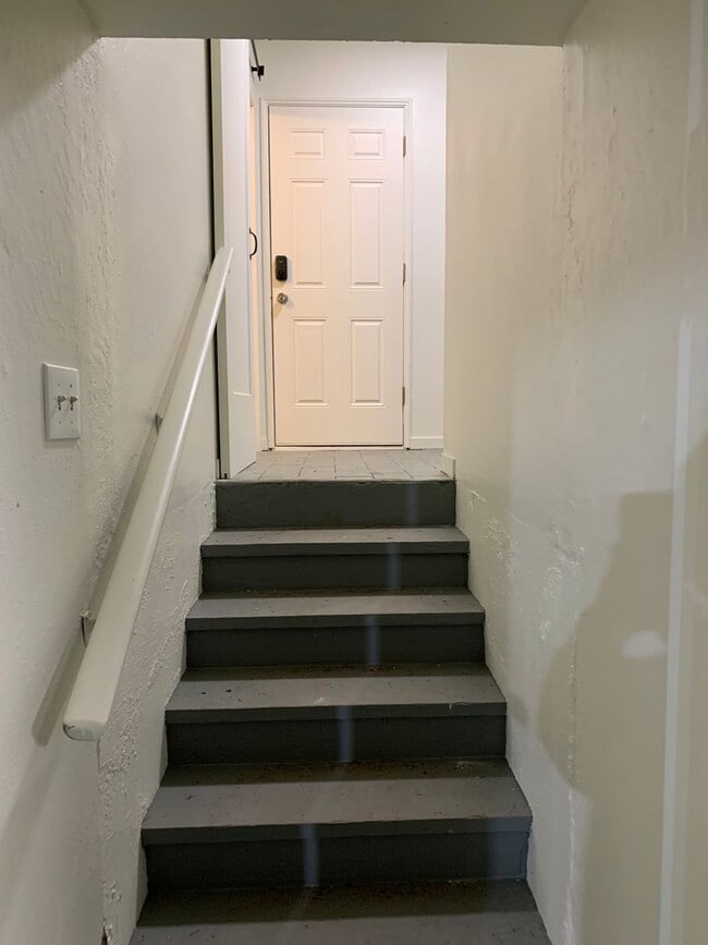 Building Photo - **Daisey King **