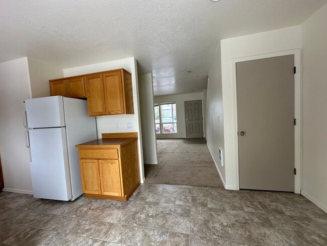 Building Photo - Cozy 2 Bed, 1.5 Bath Town Home!