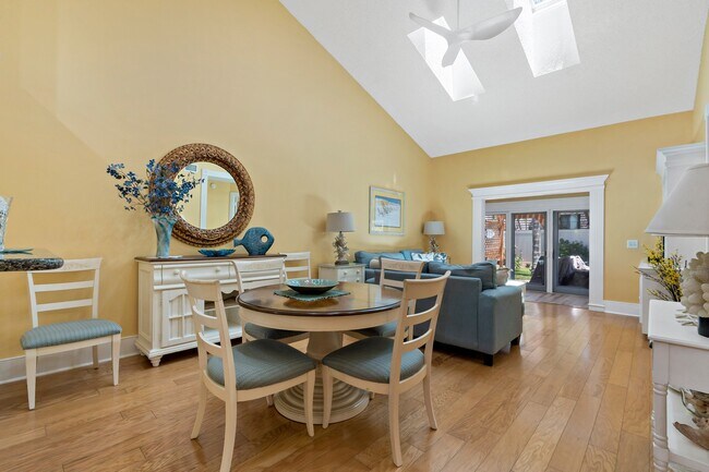 Building Photo - 470 9th Pl