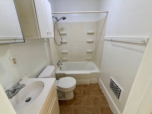 Building Photo - 2 bed 1 bath House for rent!