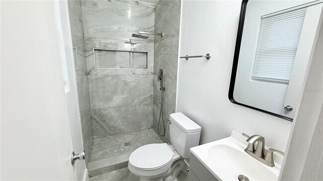 Building Photo - 6310 Lake Underhill Rd