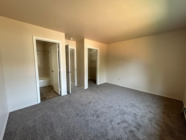 Building Photo - 2 Bedroom Condo with Washer/Dryer in Home