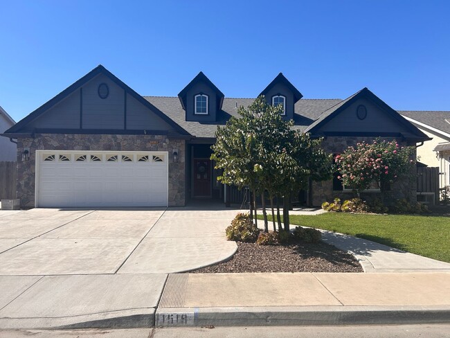 Building Photo - Designer living with extra solar panels in North Hanford.