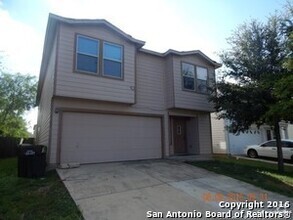 Building Photo - Over 3000 Sq ft 4 bedrooms 2.5 bath- Near ...