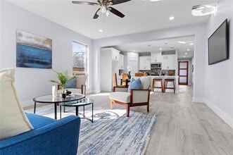 Building Photo - 520 E 5th St