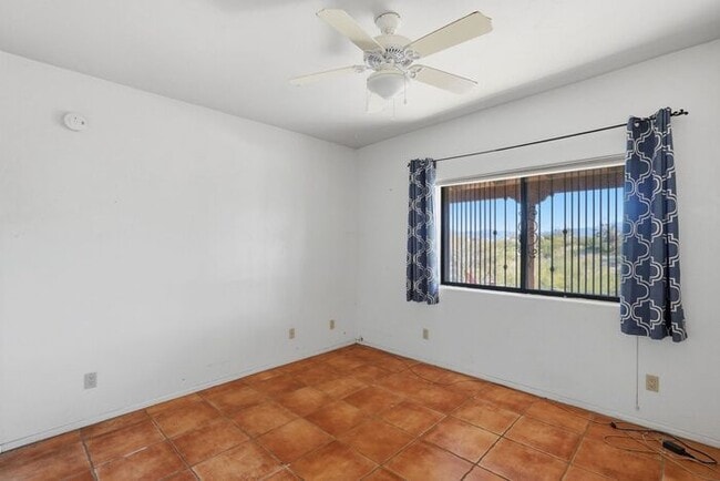 Building Photo - 770 N Lazy J Wy