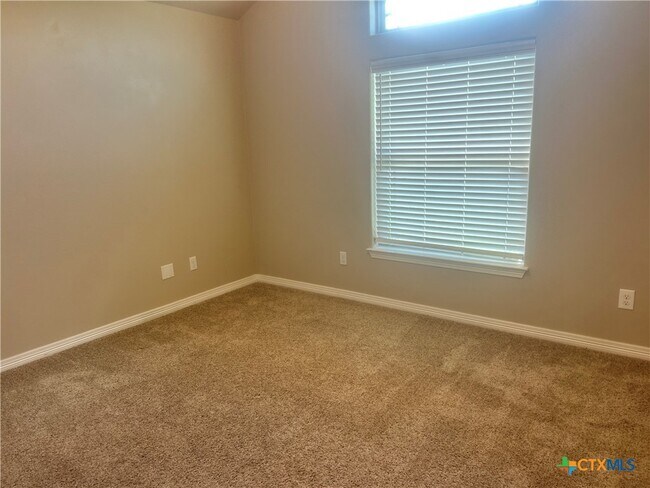 Building Photo - 521 Holstein Dr