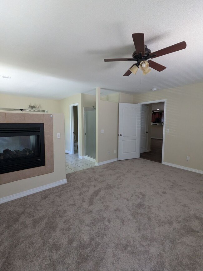 Building Photo - Beautiful 2 Story Townhome with 3 Car Garage!