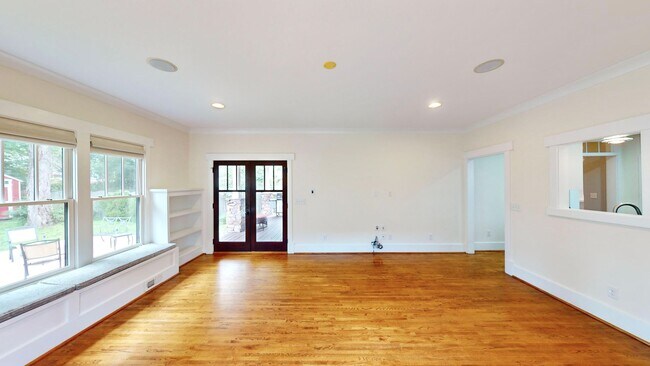 Building Photo - 2320 Chesterfield Ave