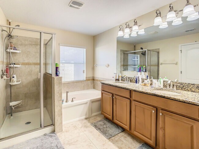 Building Photo - Three Bedrooms Plus private office.