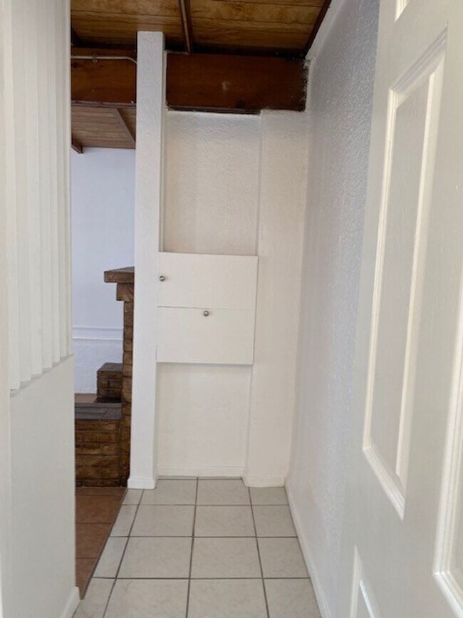 Building Photo - Vintage 1 Bedroom, 1 Bath Bungalow