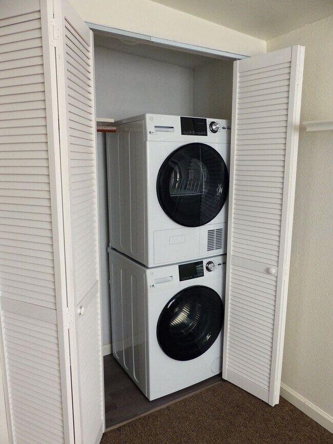 Building Photo - MON301