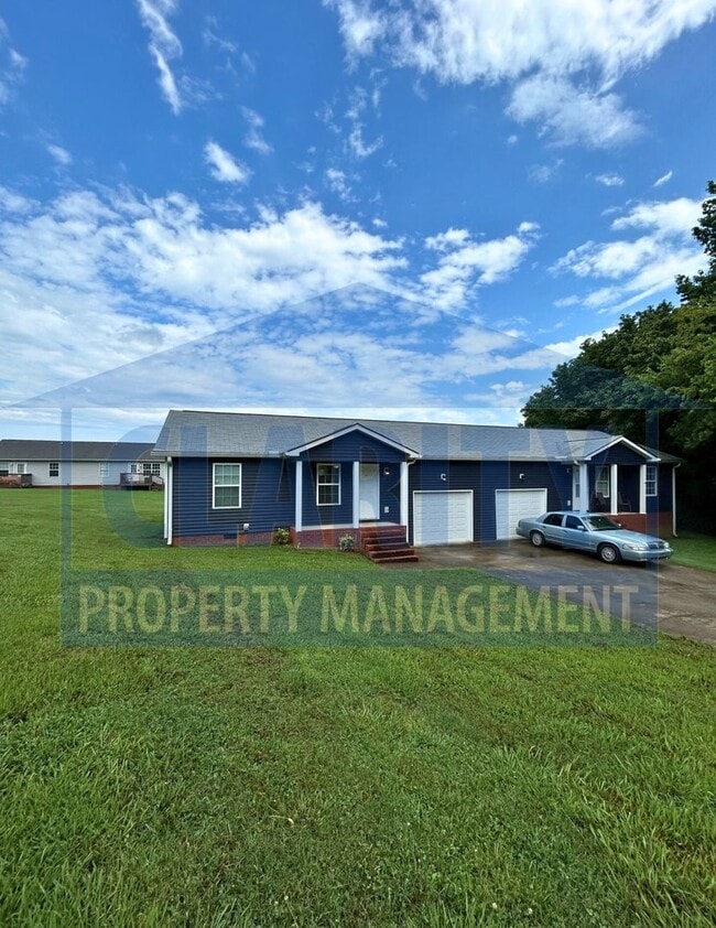 Building Photo - Two bedroom townhome w/garage!