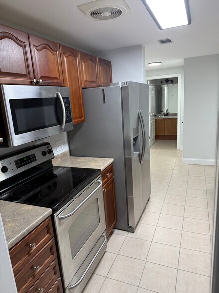 Building Photo - 16 Crestview Cir