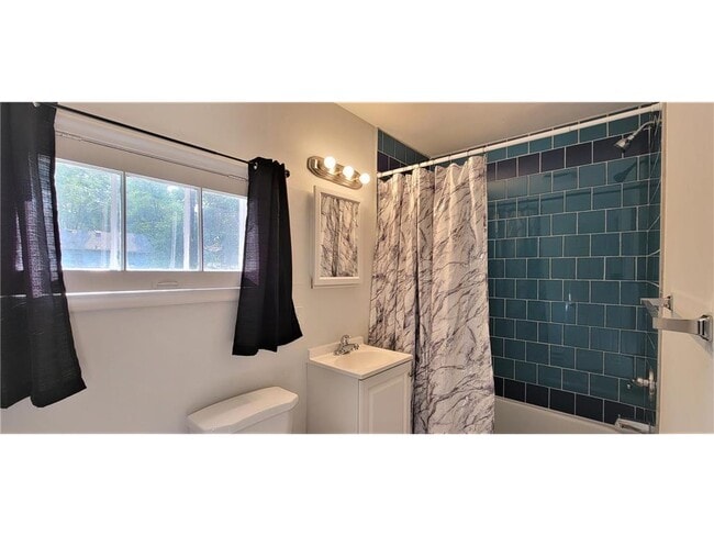 Building Photo - 2335 Hemlock Ln N