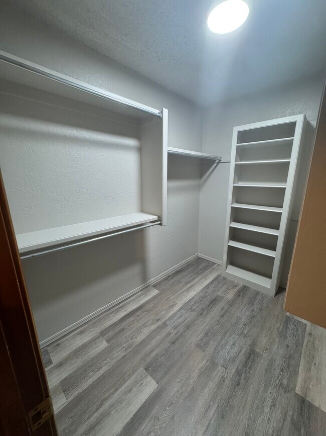 Building Photo - 325 E Parkland Dr