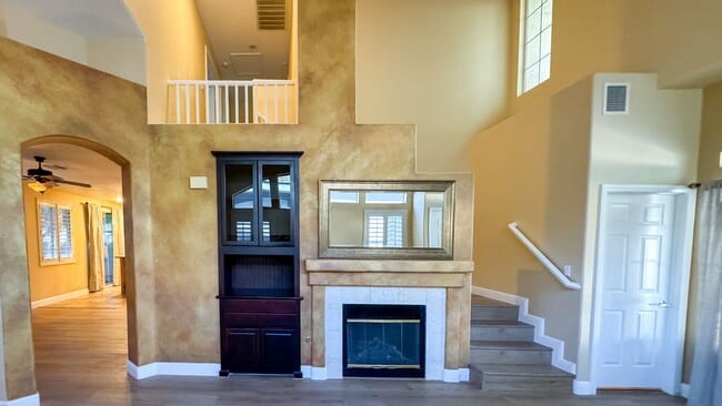 Building Photo - Freshly Updated 3BD Home, Island Kitchen &...
