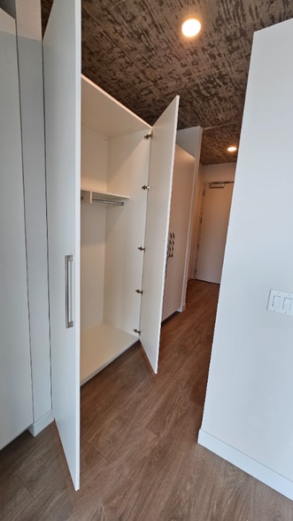 Building Photo - 208 W Chicago Ave