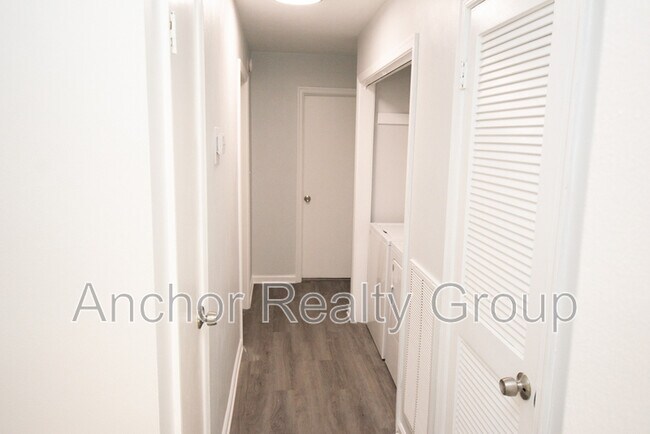 Building Photo - 500 Barberton Dr